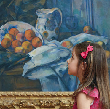 Vielfältiges Kinderprogramm im Museum. Paul Cézanne, Stillleben mit Fayencekrug und Früchten, um 1900, Öl auf Leinwand,  73,7 x 101 cm